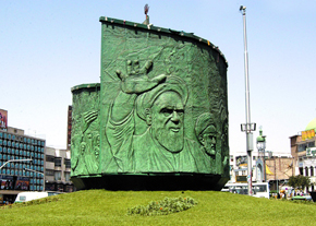 ظاهر قدیمی میدان انقلاب با نماد عاشورا و انقلاب اسلامی