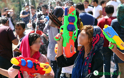 خبر داغ تصویری آب بازی دختر وپسرای ایرانی در تهران! 1