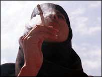 سیگار کشیدن دختران ایرانی عادی شده است!+عکس 1