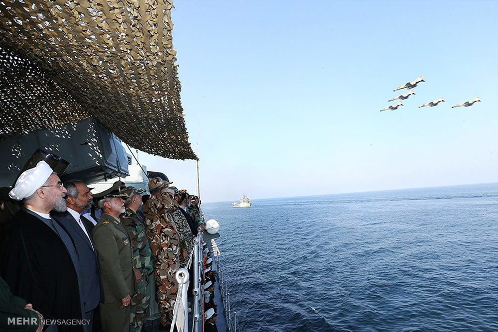 عکس/ بازدید روحانی از رزمایش عظیم ارتش