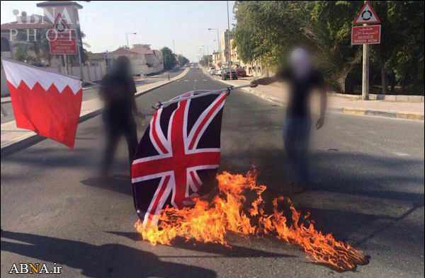 تصاویر/ پرچم انگلیس در بحرین به آتش کشیده شد