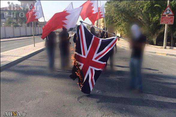 تصاویر/ پرچم انگلیس در بحرین به آتش کشیده شد
