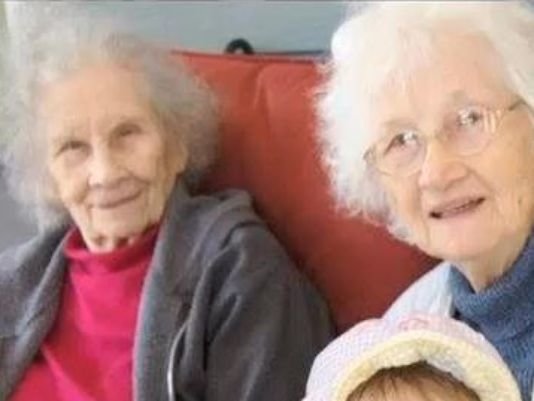 دوقلوهای ۹۰ ساله که باهم مُردند! +عکس