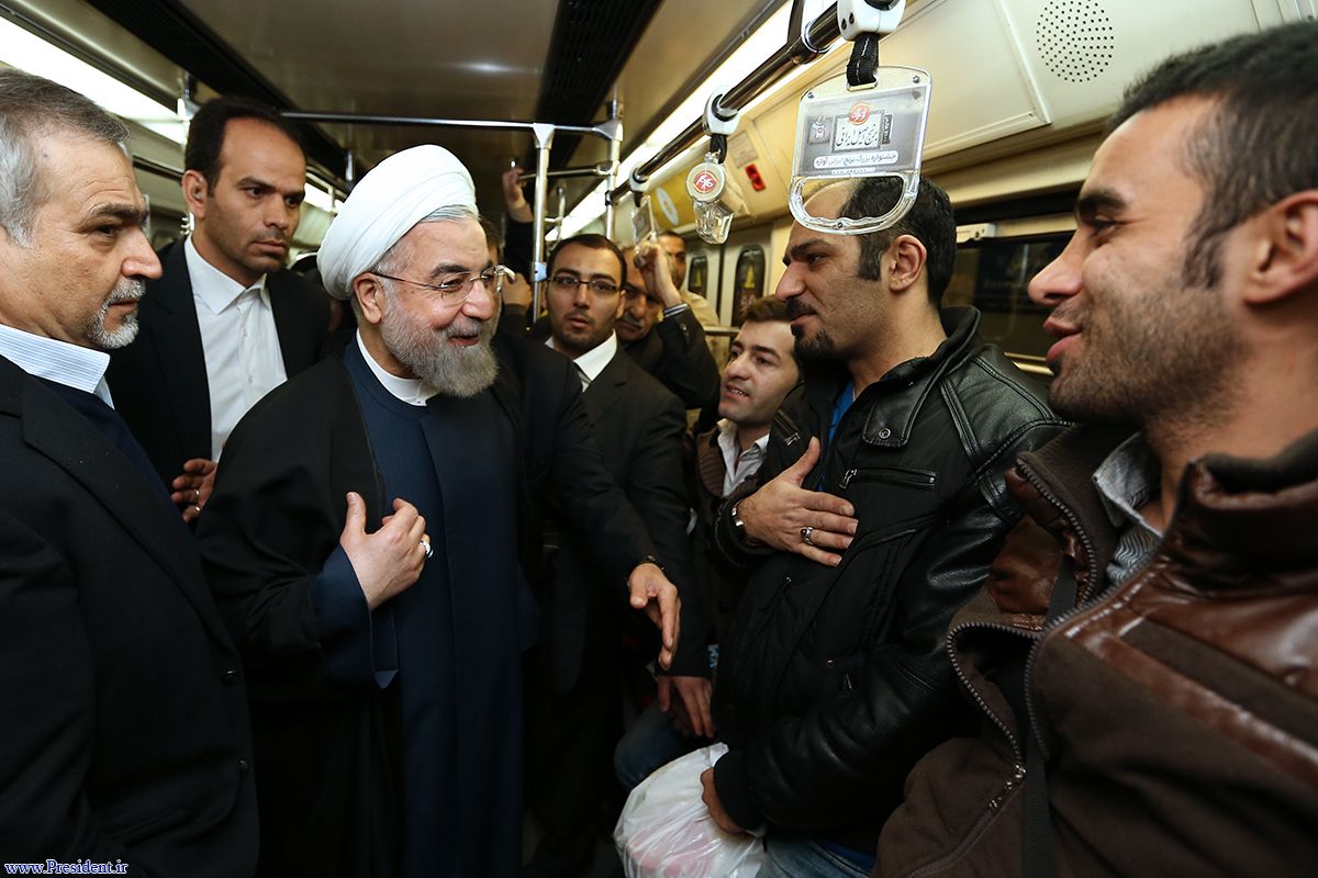 تصاویر/ گفتگوی روحانی با مردم در مترو