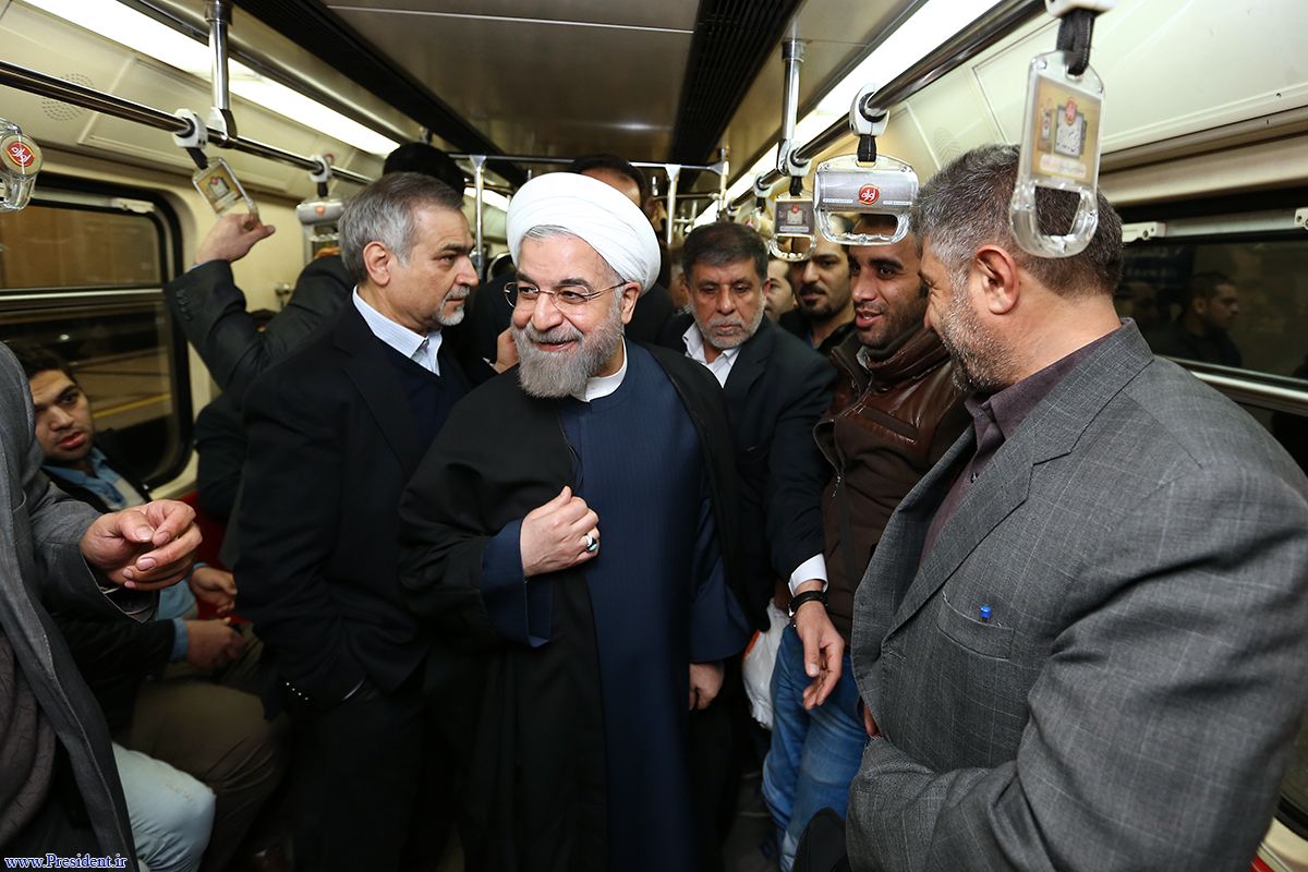 تصاویر/ گفتگوی روحانی با مردم در مترو
