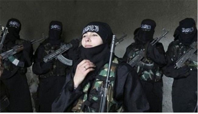 فرار تروریست زن از دست داعش +عکس