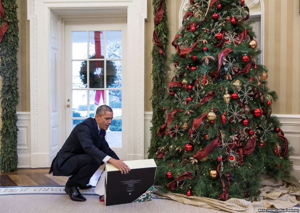 عکس/اوباما‌ و هدیه‌ منشی‌ ایرانی‌اش