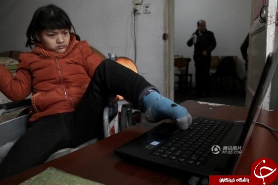 رمان‌نویسی کودک معلول با یک پا +عکس