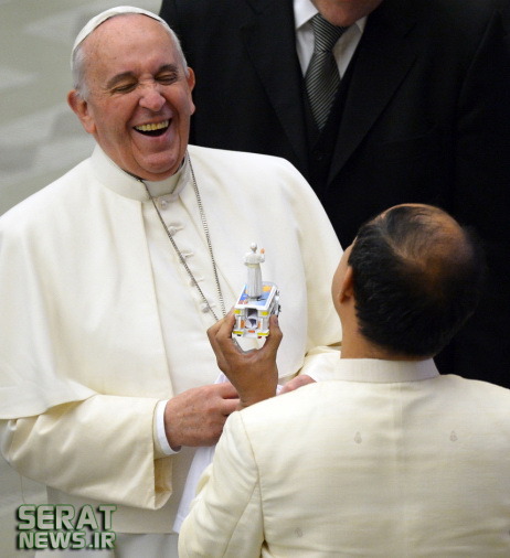 عکس/ واکنش پاپ به عروسکش