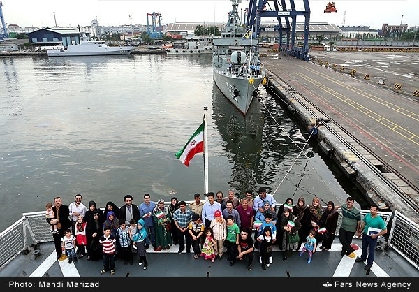 عکس یادگاری توریست‌های آمریکایی با ناو ایران +تصاویر