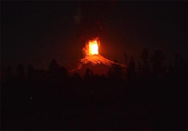 تصاویری زیبا از فوران آتشفشان ویاریکا