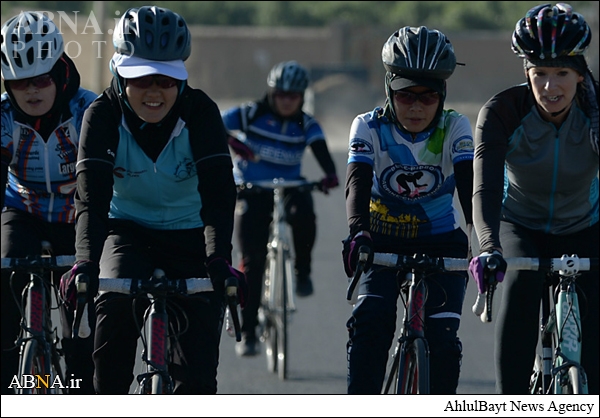 تصاویر/حجاب بانوان دوچرخه‌سواری افغان