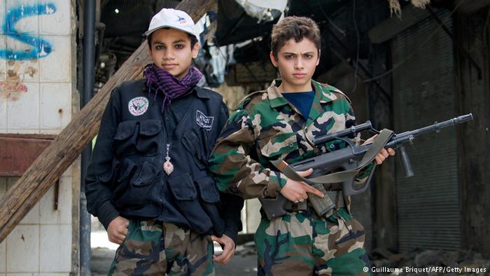 تصاویر/ سوء‌استفاده داعش از کودکان