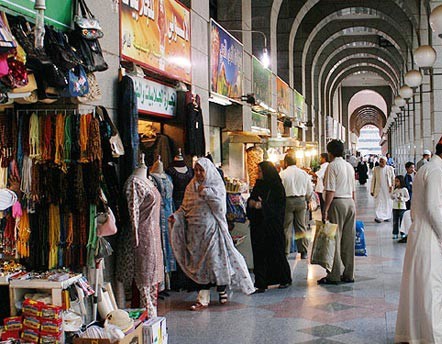 صف ایرانی‌ها پشت درهای بسته فروشگاه در وقت نماز