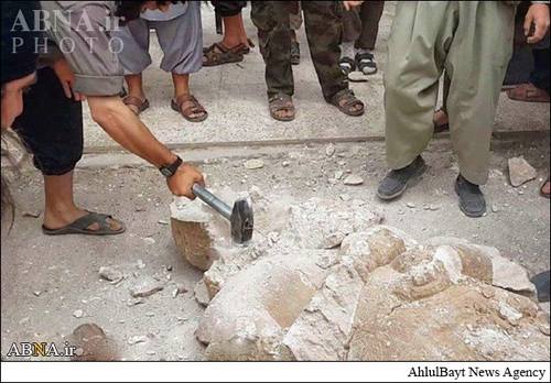 پُتک داعش بر سر مجسمه ۴ هزارساله+تصاویر