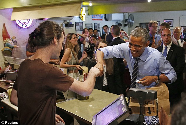 گاف اوباما در رستوران + تصاویر