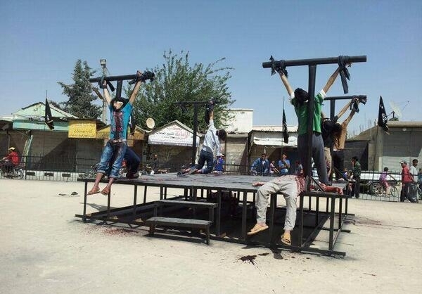 داعش ۹ نفر را در سوریه به صلیب کشید+عکس