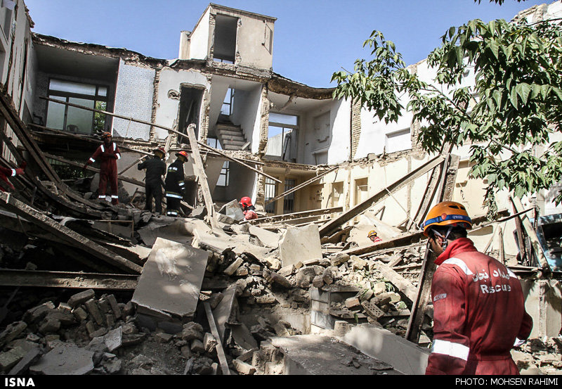 تصاویر/ ریزش مرگبار ساختمان در مشهد