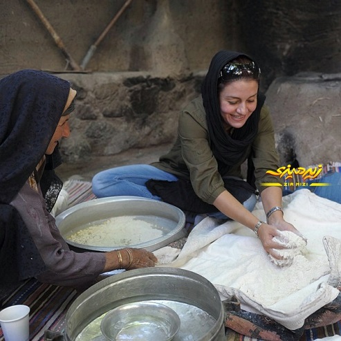 عکس/بازیگر زن معروف در حال پختن نان