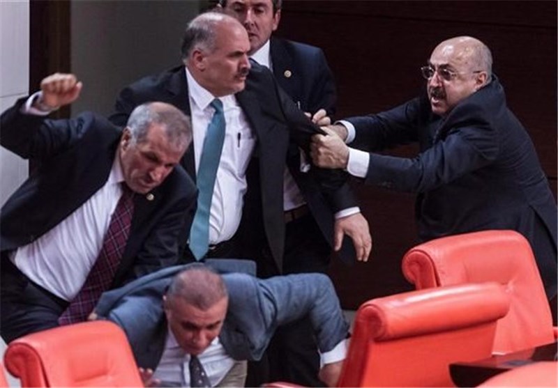 کتک‌کاری مجدد در پارلمان ترکیه +تصاویر