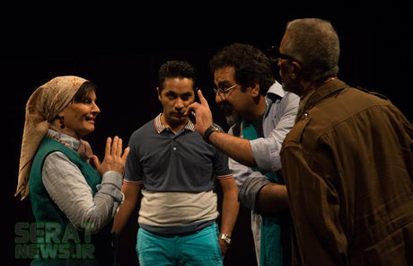 تصاویر/ مجری ممنوع الکار بر روی صحنه تئاتر