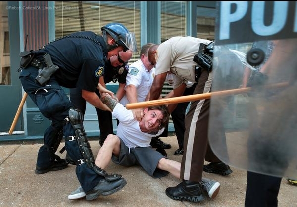 اعتراضات به دسته‌گل جدید پلیس آمریکا +تصاویر