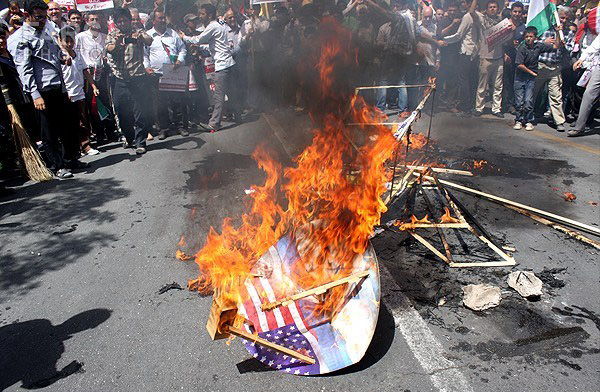 عکس/ آتش زدن پرچم آمریکا و اسراییل
