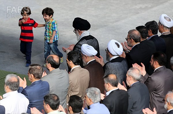 عکس/ دو کودک در کنار رهبر انقلاب هنگام اقامه نماز