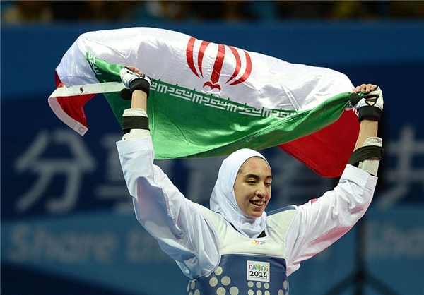 اهتزار پرچم ایران توسط دانش‌آموز محجبه در چین +تصاویر