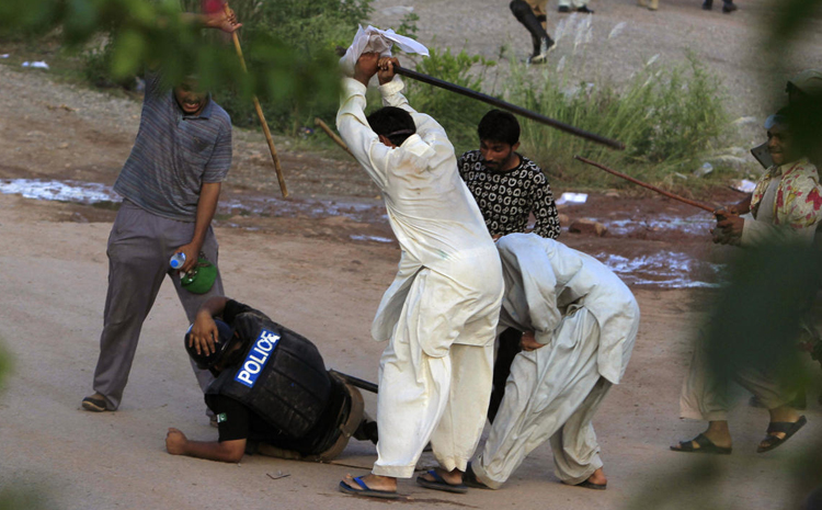 عکس/ کتک خوردن پلیس پاکستانی