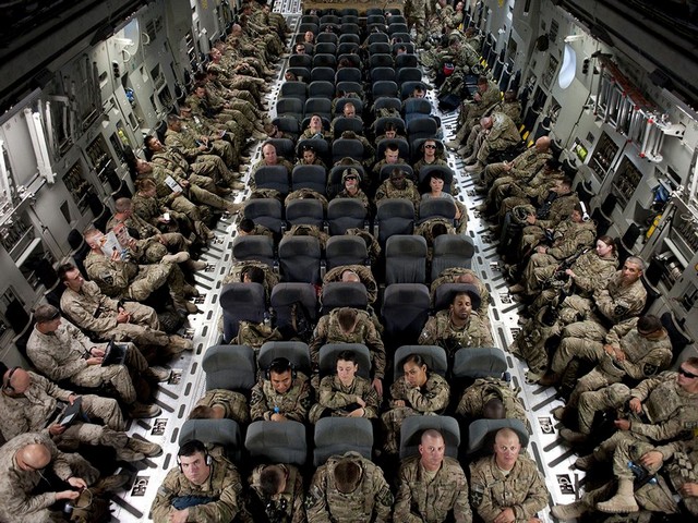بازگشت سربازان آمریکایی با هواپیماl به آمریکا پس  از یک ماموریت 9 ماهه