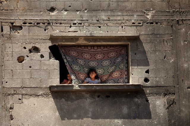 از سرگیری زندگی در خانه های زخمی از جنگ در غزه + عکس