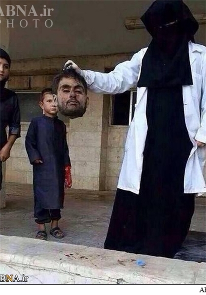 سر ذبح‌شده در دست زن داعشی +عکس(۱۸+)