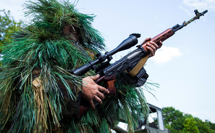 عکس/ استتار جالب یک نظامی اوکراین