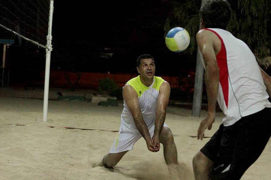 عکس/ علی دایی در حال بازی والیبال ساحلی