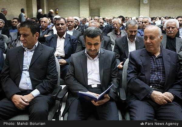 عکس/ احمدی‌نژاد در مراسم ختم پدر داوودی