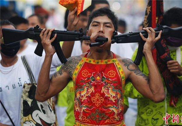 تصاویر/ رفتارهای‌ عجیب چینی‎‌ها در یک جشنواره