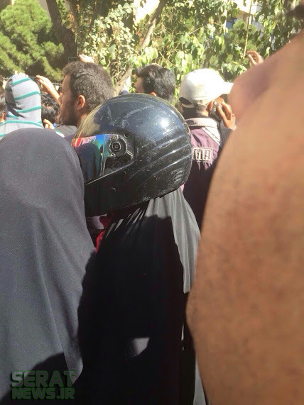 حضور یک زن چادری در تجمع ضد اید پاشی در اصفهان با کلاه!+تصویر