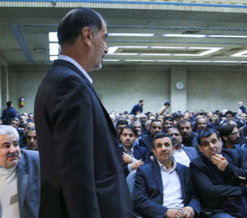 عکس/ نگاه موشکافانه احمدی نژاد به باهنر