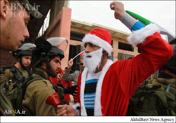 عکس/ اعتراض بابانوئل به نظامیان صهیونیست