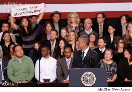 اعتراض به اوباما در میانه‌سخنرانی+عکس