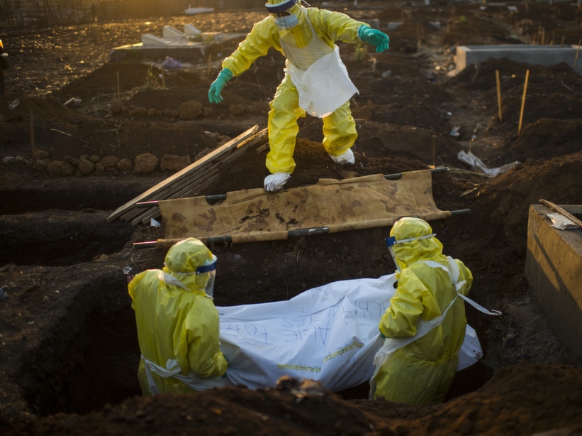 عکس/دفن کشته های بیماری ابولا