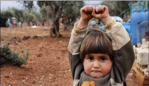 عکس/واکنش تلخ دختربچه سوری به دوربین