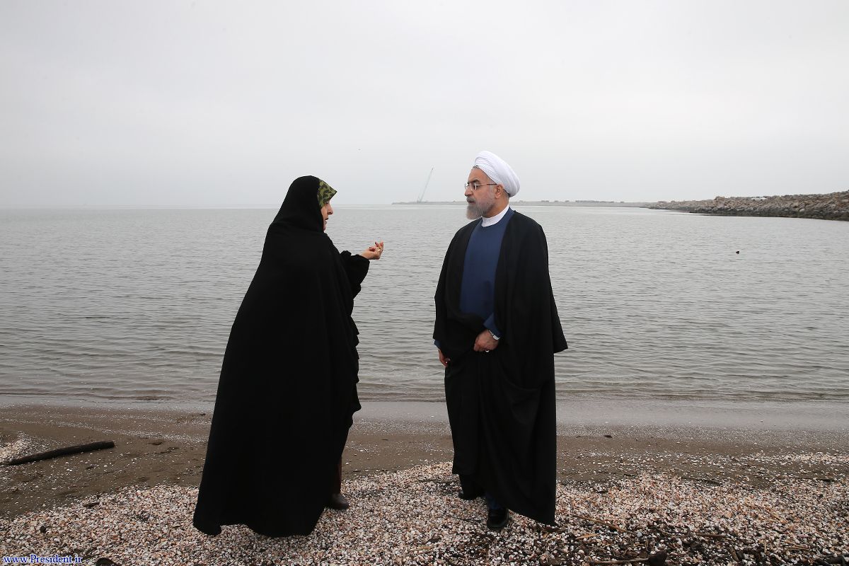 عکس/ روحانی و ابتکار در ساحل