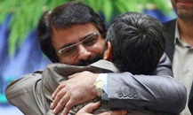 افتخاری:تاریخ به عقب برگردد، غلط بکنم احمدی‌نژاد را در آغوش بگیرم +  تریبون آزاد ایران