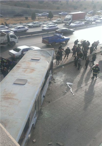 سقوط اتوبوس ازروی پل در تهران +تصاویر