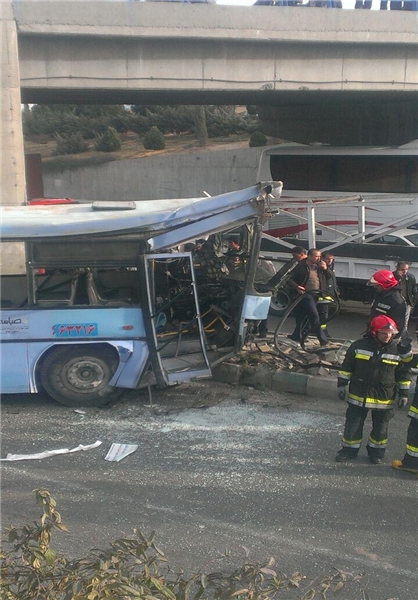 سقوط اتوبوس ازروی پل در تهران +تصاویر