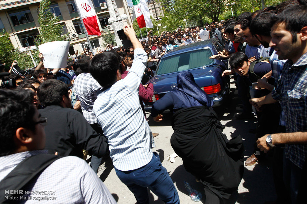 عکس/ حمله بانوی بسیجی به خودروی هاشمی