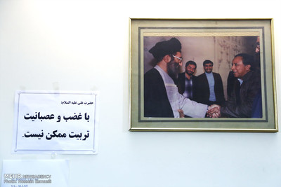 بنیانگذار تهران تایمز در کنار رهبری +عکس
