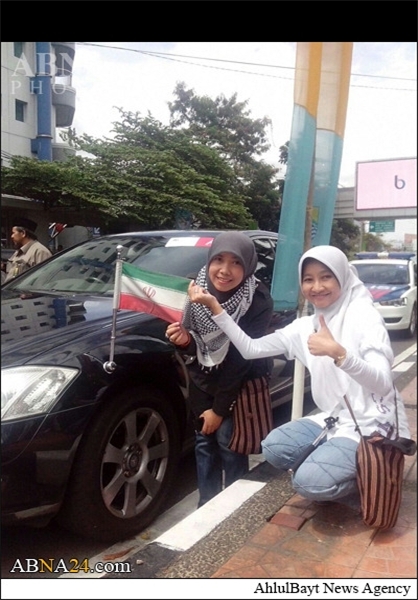 بوسه دختر اندونزیایی بر پرچم ایران +تصاویر